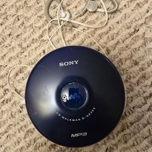 Vintage Sony Walkman D-NE005 Portable MP3/CD Player Walkman with Earphones